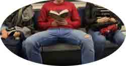 Sentarse con las piernas abiertas