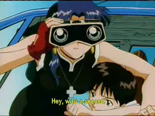 Misato mirando por los prismáticos